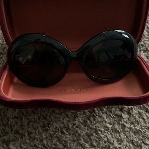 Gucci’s black sunglasses